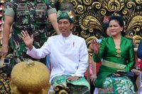 Presiden Jokowi dan istri saat Pesta Kesenian Bali yang lalu (Antara)