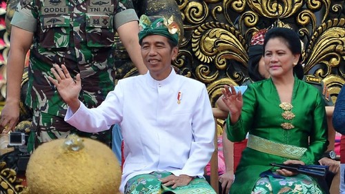 Presiden Joko Widodo menghadiri Pawai Pesta Kesenian Bali ke-40 di Denpasar, Bali, Sabtu (23/6/2018). Jokowi hadir dengan mengenakan pakaian adat Bali. Antara Foto/Wahyu Putro.