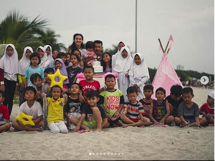 Serunya Ultah Anak Atiqah Hasiholan-Rio Dewanto di Pantai