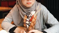 Lagi-lagi makan waffle topping es krim dan pocky. Sepertinya ini dessert favorit wanita kelahiran Palembang 27 Juli 1992 itu. Foto: Instagram gitasav