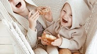 Ah lucu banget! Main ayunan rajut sambil makan donat aja bikin mereka tersenyum lebar. Kok donat yang mereka makan jadi kelihatan enak ya. Jadi mau! Foto: Instagram christine_simplybloom
