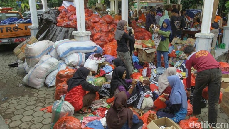 Bupati Anas Instruksikan Bantuan Banjir Bandang Lewat Satu Pintu Bupati Anas Instruksikan Bantuan Banjir Bandang Lewat Satu Pintu