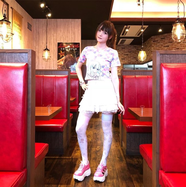 Venus tak hanya menjalani operasi pemotongan usus, ia jug melakukan operasi penarikan perut dengan menjahitnya agar rata. Padahal, sebelum melakukan operasi tersebut Venus sudah memiliki tubuh yang ramping. Namun ia selalu merasa tubuhnya besar bak gajah.  Foto: dok. Instagram (Venus_Angelic)