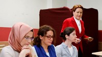 Dalam kampanyenya, Aksener selalu menyerukan Revolusi Yemeni demi mengakhiri agresi kaum pria dalam politik Turki. Yemeni merupakan sebutan untuk kain warna-warni yang bisa dipakai sebagai hijab. Aksener mengumpulkan banyak yemeni berbagai warna dari para pendukungnya dalam setiap kampanyenya di berbagai kota. 