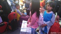Anak-anak juga membantu orang tuanya membawa barang bawaan. (Azizah/detikcom)