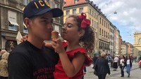 Masih 26 tahun, James sudah dikaruniai satu anak bernama Salomé Rodriguez Ospina. Mesra ya meeka saat makan es krim bareng? Foto: Instagram jamesrodriguez10
