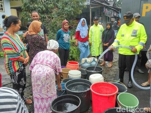 Bantuan Air Terus Mengalir Ke Korban Banjir Bandang di Banyuwangi