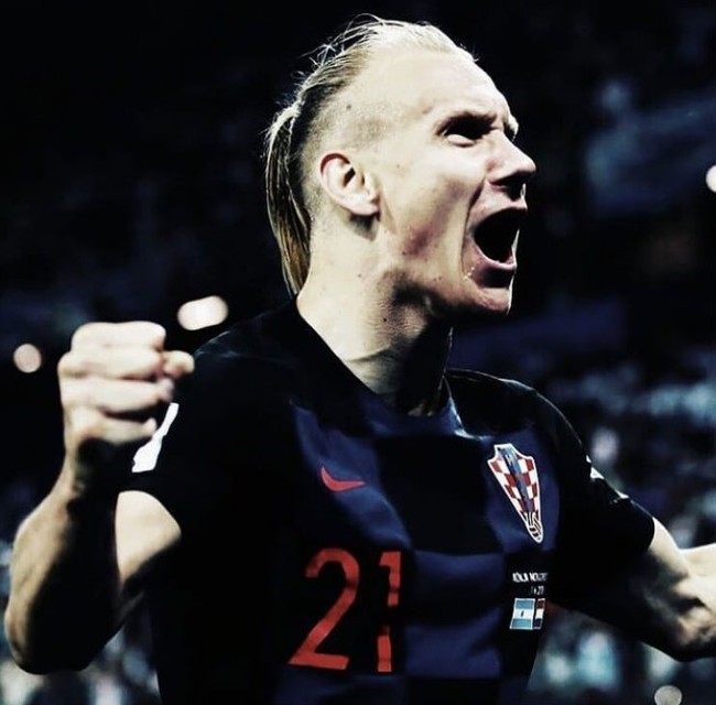 Gaya rambut pemain bertahan Kroasia, Domagoj Vida termasuk yang jadi bahan meme di media sosoal. Pemain dengan tinggi 184 itu bertanding dengan rambut dikuncir ponytail dan bagian bawah rambutnya dipotong habis. Netizen menyebut rambutnya ini mirip karakter Jar Jar Binks dalam film Star Wars. Foto: Instagram