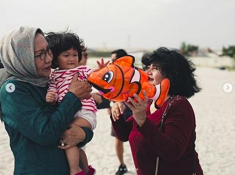 Ratna Sarumpaet bersama putrinya Atiqah Hasiholan dan Rio Dewanto