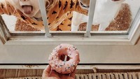 Ternyata bukan cuma tiga orang anaknya yang suka donat, anjing peliharaannya juga. Bisa bisanya putri dan anjing peliharaannya menjulurkan lidah seperti sedang ngiler melihat donat yang dipegang sang bunda di balik jendela. Foto: Instagram christine_simplybloom