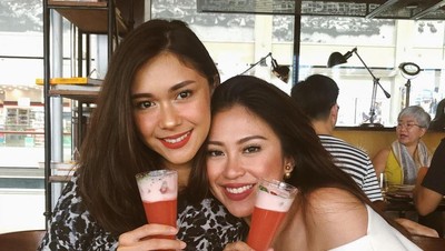 Cantiknya Tyna Kanna Mirdad, Adik Ipar Nana Mirdad Saat Ngemil dan Ngopi