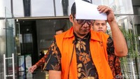 Syahri diduga menerima suap sebanyak 3 kali sebagai fee proyek-proyek pembangunan infrastruktur peningkatan jalan di Dinas PUPR Pemkab Tulungagung.