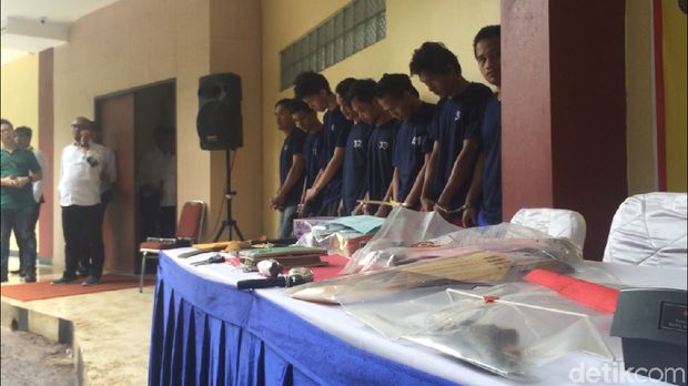Para tersangka dihadirkan