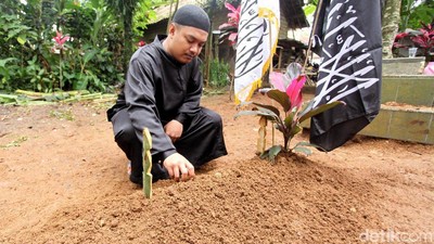 Jenazah Hari Moekti Dimakamkan
