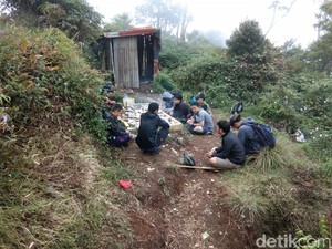 Makam Keramat yang Ramai Diziarahi Pendaki Gunung Salak