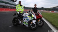 Panigale V4 tersebut hadir dengan livery polisi. Motor itu dipinjamkan Ducati kepada polisi dan BikeSafe yang fokus pada pelatihan safety riding di Inggris. Ducati mengklaim langkah ini bertujuan untuk mengurangi angka kecelakaan.Foto: Ducati Inggris
