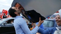 Poster gambar Erdogan juga dibawa dan dielukan. (Foto: dok. Reuters)
