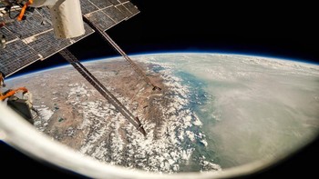 Mengintip megahnya Pegunungan Himalaya dari jendela di International Space Station. Foto: Instagram/roscosmosofficial