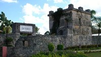 Karena kisahnya yang unik, kastil ini menjadi destinasi wisata yang menarik untuk dikunjungi di Miami, Florida, AS (Coral Castle)