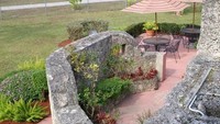 Banyak yang menduga kalau Ed menggunakan hal-hal mistis untuk membangun kastil. Namun Ed sendiri mengaku ia mengetahui hukum fisika, dan sebuah cara rahasia yang bisa digunakan untuk membangun piramida (Coral Castle)