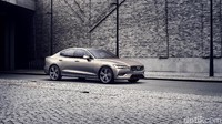 Mobil S60 memiliki fitur keamanan lain seperti Run-off Road Mitigation, Oncoming Lane Mitigation, Cross Traffic Alert yang meningkatkan keamanan bagi orang di sekitar mobil. Foto: Volvo