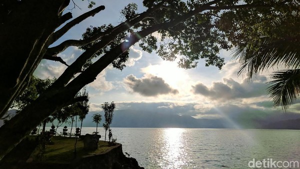 Sunrise di Danau Toba yang menawan. Ayo kita liburan ke Danau Toba lagi! (Sena Pertiwi/detikTravel)
