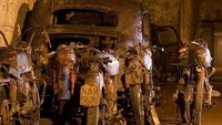 Baru pada tahun 2000-an, Terowongan Bourbon kembali dipulihkan. Traveler bisa melihat ada banyak mobil dan motor vintage yang dibuang ke dalam sini. Kondisinya pun telah berdebu. (galleriaborbonica/Instagram)