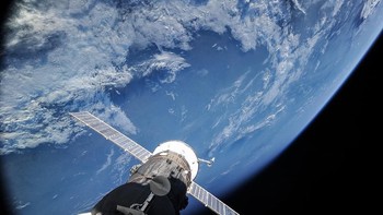 Momen Soyuz MS-07, salah satu kendaraan antariksa milik Roscosmos, yang baru saja terpasang di International Space Station. Foto: Instagram/roscosmosofficial