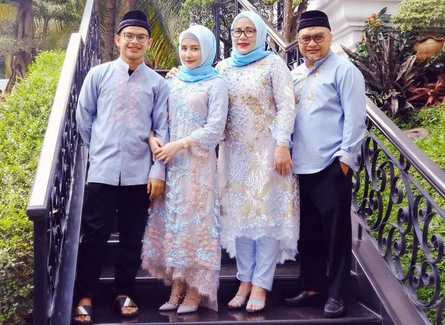 Prilly Latuconsina termasuk selebriti muda yang memiliki banyak fans. Aktris berbadan mungil ini tampil berhijab setiap Lebaran. Tahun ini, ia tampil cantik mengenakan busana bernuansa biru. Foto: Instagram/PrillyLatuconsina