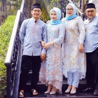 Prilly Latuconsina termasuk selebriti muda yang memiliki banyak fans. Aktris berbadan mungil ini tampil berhijab setiap Lebaran. Tahun ini, ia tampil cantik mengenakan busana bernuansa biru. Foto: Instagram/PrillyLatuconsina