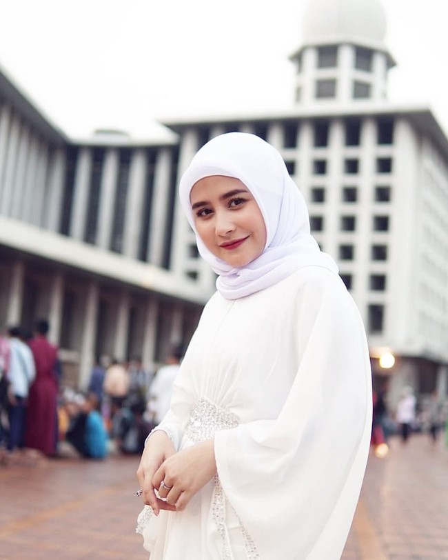 Lagi-lagi Prilly memilih hijab segi empat polos saat acara Ramadan tersebut. Tampaknya gaya hijab simple jadi favorit bintang film Danur ini. Foto: Instagram/PrillyLatuconsina