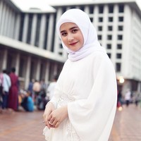 Lagi-lagi Prilly memilih hijab segi empat polos saat acara Ramadan tersebut. Tampaknya gaya hijab simple jadi favorit bintang film Danur ini. Foto: Instagram/PrillyLatuconsina