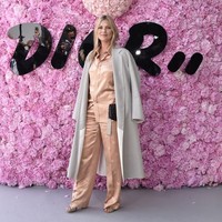 Gaya Kate Moss pun tak kalah mencuri perhatian. Wanita 44 tahun itu muncul dalam balutan busana peach bersiluet piama, namun tampak mewah dengan material sutra bermotifnya. Foto: Getty Images