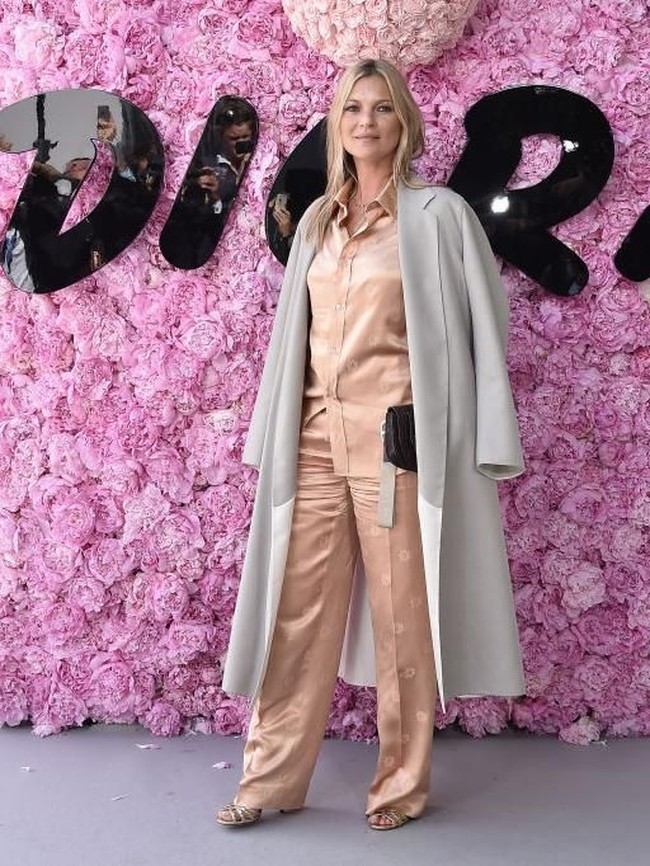 Gaya Kate Moss pun tak kalah mencuri perhatian. Wanita 44 tahun itu muncul dalam balutan busana peach bersiluet piama, namun tampak mewah dengan material sutra bermotifnya. Foto: Getty Images