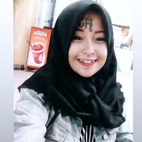 Iska Randy mendadak tenar di media sosial, karena tato yang terpampang jelas di dahinya. Mantan anak punk ini belum lama memutuskan untuk berhijrah. Penampilan jilbab dengan tato di dahi bukanlah sesuatu yang lazim ditemui. Foto: Instagram/Iskarandy
