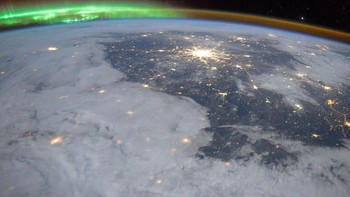 Penampakan Moscow dan Saint Petersburg dari luar angkasa yang dihiasi aurora. Foto: Instagram/roscosmosofficial