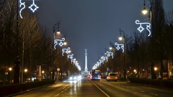 Andrassy Avenue dan persimpangan Oktogon yang menghubungkan pusat kota dengan Taman Kota, menjadi lokasi syuting film Evita (Hungarian National Tourist Office) Andrassy Avenue dan persimpangan Oktogon yang menghubungkan pusat kota dengan Taman Kota, menjadi lokasi syuting film Evita (Hungarian National Tourist Office)