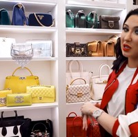 Kami menatanya seperti ini pada dasarnya karena aku ingin merasa ini seperti butik. Karena aku selalu merasa tidak ada gunanya kamu punya barang bagus jika kamu tidak membiarkan teman dan keluargamu menikmatinya denganmu, kata wanita yang sering berkolaborasi dengan brand Morphe ini. Foto: Youtube Jaclyn Hill