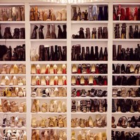 Di awal video, Jaclyn mulai menunjukkan koleksi sepatunya yang ditata sangat rapi seperti toko. Beberapa sepatu kesayangan yang dipamerkan Jacklyn antara lain Rachel Zoe Sanderson Booties seharga $495 (Rp 7 jutaan) hingga Gianvito Rossi Rania Crystal Illusion 105mm pumps seharga $2,395 (Rp 33 jutaan). Foto: Instagram Jaclyn Hill