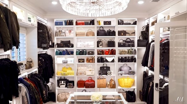 Koleksi selanjutnya yang ditunjukkan Jaclyn adalah rangkaian tas desainer. Ia pun menatanya secara cantik agar teman dan keluarganya bisa memilih tas dengan mudah ketika ingin pinjam. Dilansir Dailymail, jika ditotal koleksi tasnya bisa mencapai Rp 1,4 miliaran. Foto: Youtube Jaclyn Hill