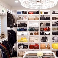 Koleksi selanjutnya yang ditunjukkan Jaclyn adalah rangkaian tas desainer. Ia pun menatanya secara cantik agar teman dan keluarganya bisa memilih tas dengan mudah ketika ingin pinjam. Dilansir Dailymail, jika ditotal koleksi tasnya bisa mencapai Rp 1,4 miliaran. Foto: Youtube Jaclyn Hill