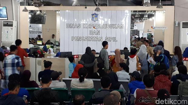 Pemilih Wajib e-KTP, Antrean Perekaman dan Pencetakan Mengular