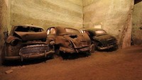 Setelah perang, Terowongan Bourbon menjadi tempat pembuangan puing-puing. Mulai dari patung dibuang ke terowongan ini. Sampai pada tahun 1970-an, terowongan ini kembali dilupakan. (galleriaborbonica/Instagram)