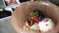 Meski nampak seram, tapi Mad Rex punya hidangan es krim yang enak. Anda bisa memesan home-made es krim yang disajikan dengan mangkuk garam dari Himalaya. Foto: Istimewa