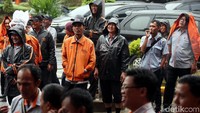 Aksi demo tetap dilaksanakan meski hujan. Para karyawan membawa spanduk berisi tuntutan mereka kepada perusahaan.