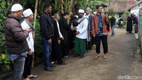 Para tamu berdatangan untuk memberikan ucapan belasungkawa kepada keluarga Hari Moekti.