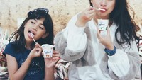 Tyna dan Alaia sama-sama sedang ngemil yogurt. Duh, jadi pengen camilan sehat nih! Foto: Instagram tynakannamirdad