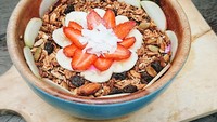  Tuh kan, ini jadi bukti lain kalau dara yang sedang menimba ilmu di Fakultas Psikologi UI itu doyan makan makanan sehat.Foto: Instagram auroramanda95