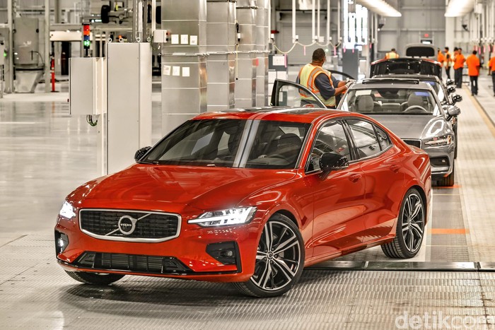 Baru saja diluncurkan, sedan kelas menengah Volvo S60 terbaru langsung menjadi perhatian banyak orang. Bagaimana tidak, selain mobil ini adalah yang pertama kali dijual tanpa opsi mesin diesel, harganya dinilai sangat menggoda.