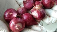 Bawang merah palsu yang ditemukan adalah jenis bawang bombay merah yang ukurannya di bawah standar. Dikatakan palsu karena importir memasok bawang bombay merah ini ke Indonesia dan dilepas ke pasar sebagai bawang merah.